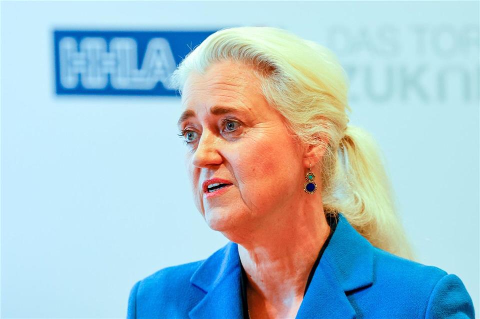 Nach neun Jahren an der Spitze der HHLA ist für Angela Titzrath Schluss. (Archivbild)Axel Heimken/dpa