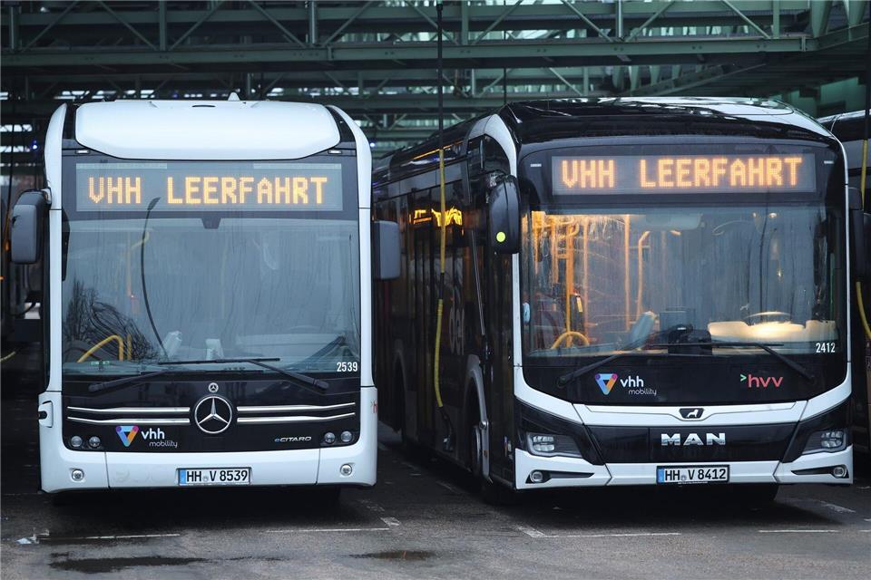Nach neun Verhandlungsrunden haben sich die Gewerkschaft Verdi und die Arbeitgeberseite auf einen neuen Manteltarifvertrag für die Verkehrsbetriebe Hamburg-Holstein (VHH) geeinigt. (Archivbild)Christian Charisius/dpa