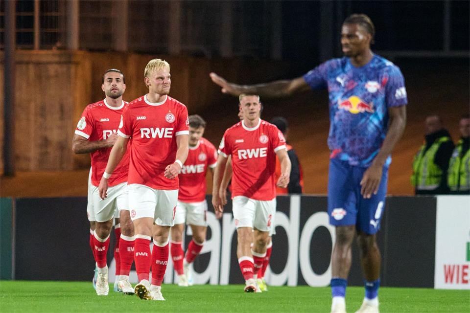 Nach nicht einmal zehn Minuten ging Außenseiter Essen gegen Leipzig mit 1:0 in Führung. Bernd Thissen/dpa