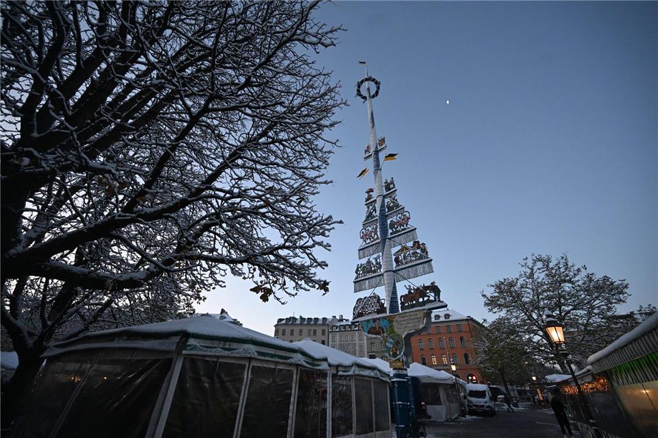 Nach oberbayerischer Tradition besitzt er einen prächtigen Maibaum. (Archivbild)Felix Hörhager/dpa