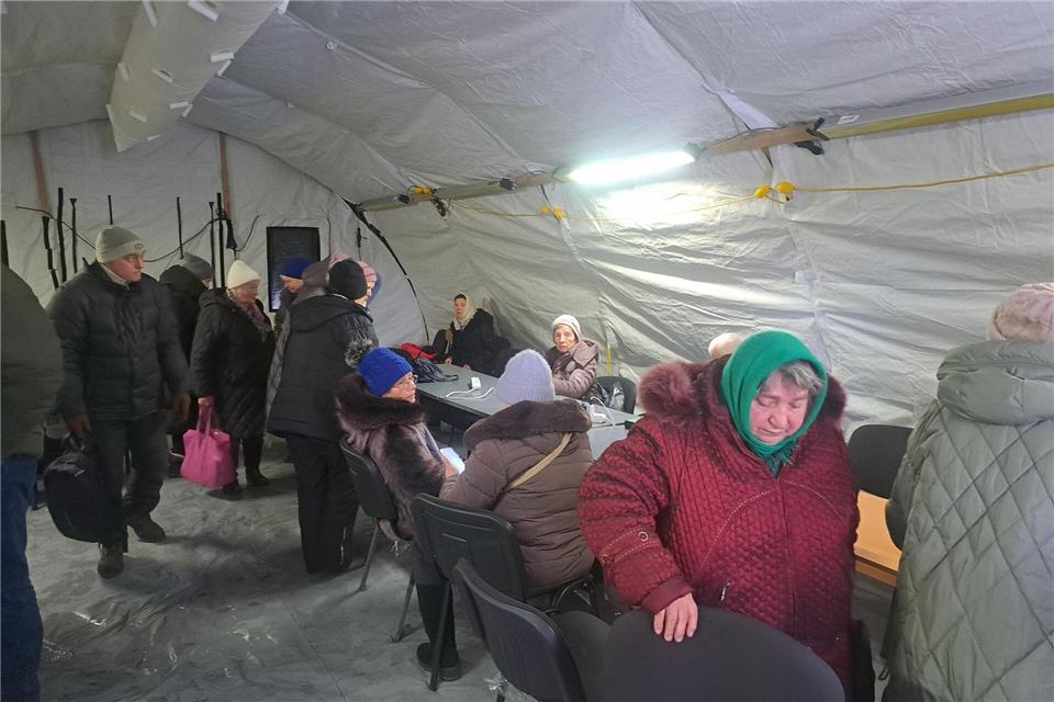 Nach russischen Raketenangriffen sind Heizkraftwerke ausgefallen - Aufwärmzelte sind für viele Menschen in der Ukraine eine Hilfe. (Archivbild)Andreas Stein/dpa