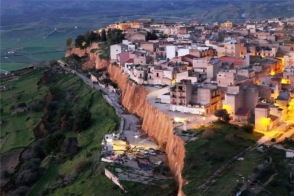 Nach schweren Unwettern droht in Niscemi ein Erdrutsch Teile eines Wohngebiets mitzureißen.Alberto Lo Bianco/LaPresse via ZUMA Press/dpa