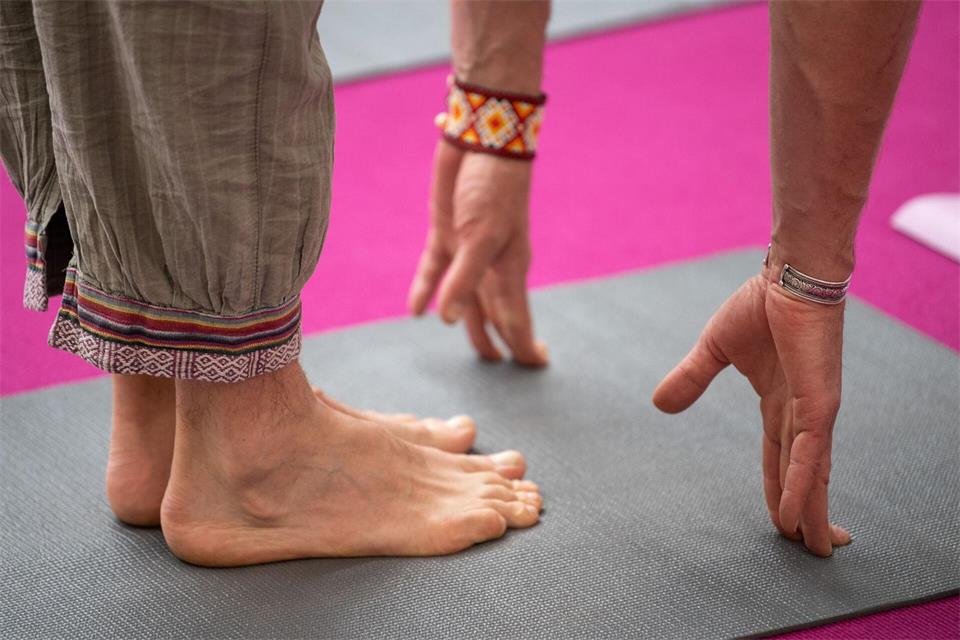 Nach sechs Jahren Pause findet das Free Open Air Yoga wieder auf den Spielbudenplatz auf der Reeperbahn statt. (Symbolbild)Sebastian Gollnow/dpa