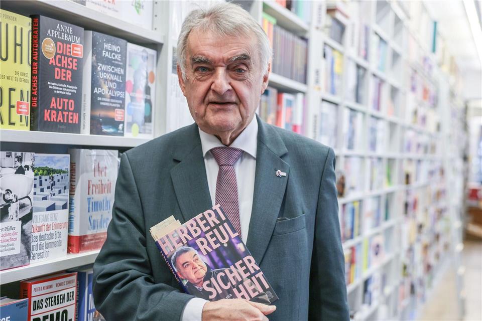 Reul stellt erstes Buch vor: „Könnte längst in Rente sein“ Nach seinem Amtsantritt 2017, Reul ist da schon 65 Jahre alt, wurde er schnell zum beliebtesten Minister im Landeskabinett.Oliver Berg/dpa