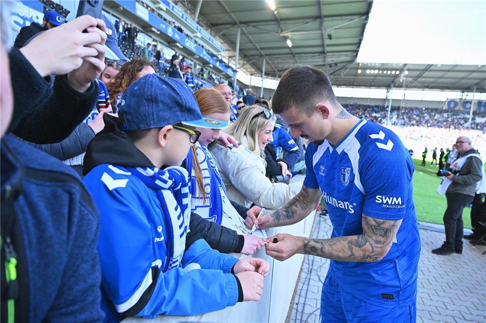 Nach seinem Doppelpack gegen Bochum waren Mateusz Zukowskis Autogramme gefragt. Swen Pförtner/dpa