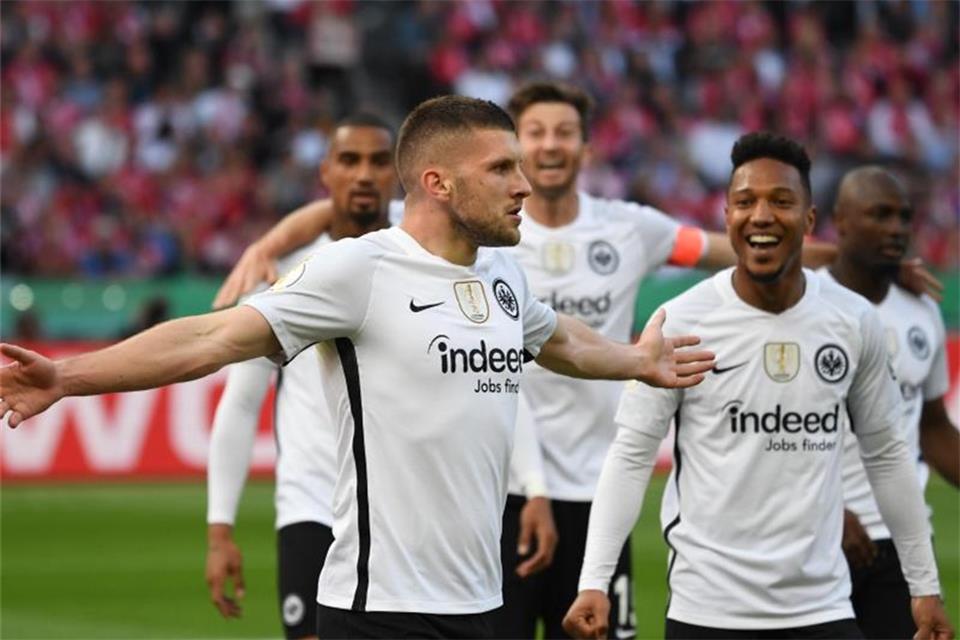 Nach seinem Führungstreffer lässt sich Rebic von seinen Mitspielern feiern. Foto: Peter Kneffel