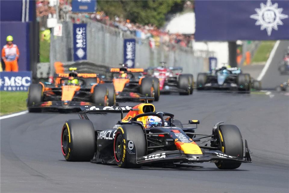 Red Bulls „Wiedergeburt“: Verstappen-Jubel im roten Rauch Nach seinem Manöver beim Start gab Verstappen kurz die Führung wieder her. Antonio Calanni/AP/dpa