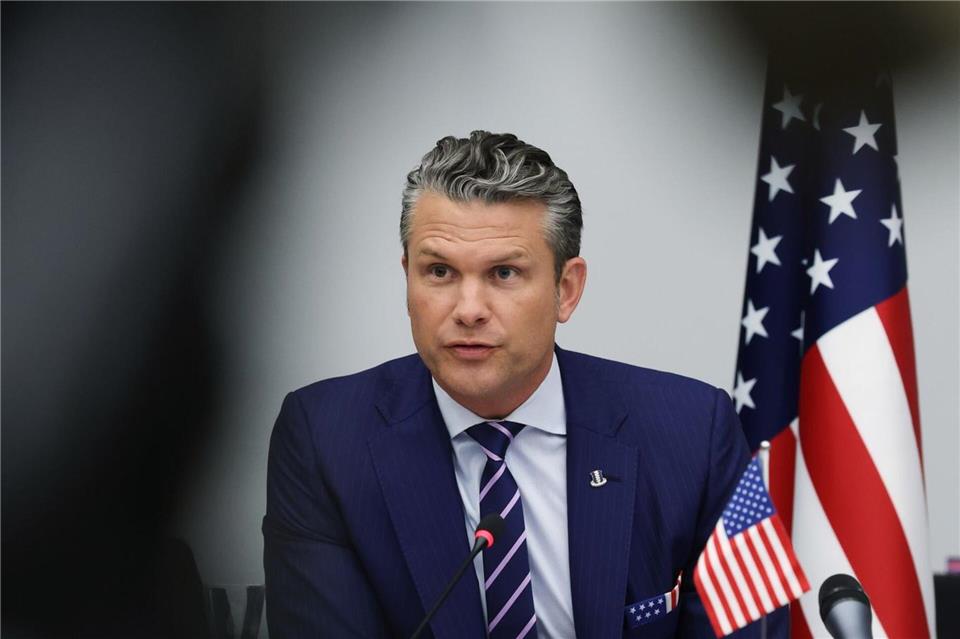 Riss in Flugzeugscheibe: US-Pentagonchef muss zwischenlanden Nach seinem Treffen mit Amtskollegen aus anderen Ländern kam es laut Pentagon-Sprecher zu dem Vorfall in der Luft. Omar Havana/AP/dpa