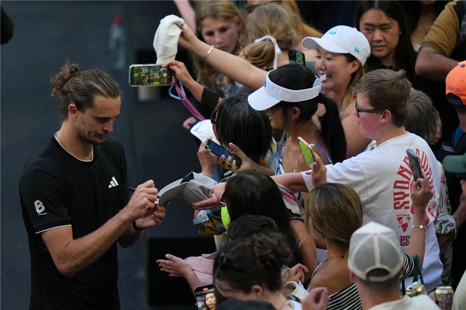 Nach seinem Viertelfinaleinzug nahm sich Alexander Zverev noch Zeit für die Fans.Dar Yasin/AP/dpa