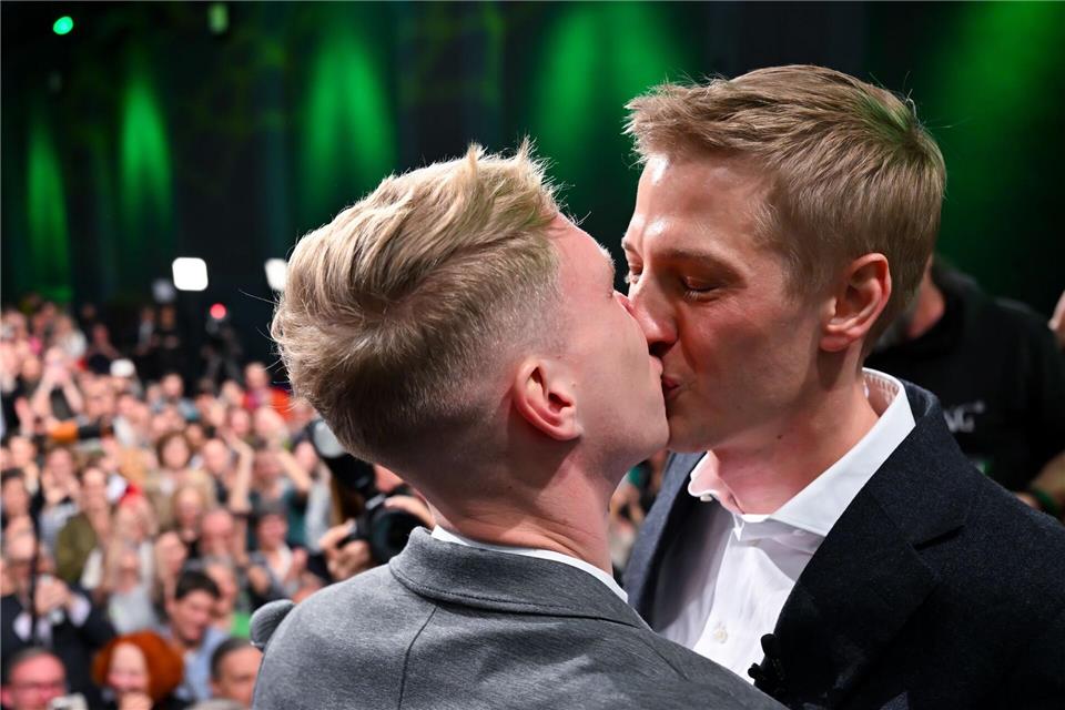 Nach seinem Wahlsieg hat Krause gefeiert, auch mit seinem Verlobten Sebastian Müller. (Archivbild)Sven Hoppe/dpa
