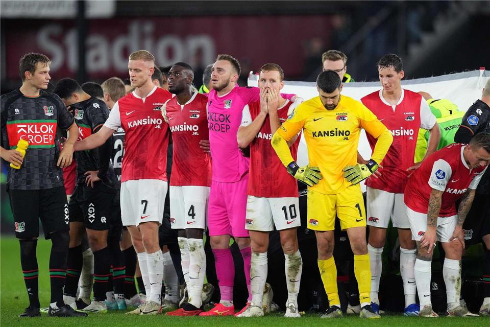 Nach seinem Zusammenbruch im Spiel des NEC Nijmegen beim AZ Alkmaar schützten die Spieler beide Mannschaften Bas Dost vor Blicken. (Archivbild)Ed Van De Pol/ANP/dpa