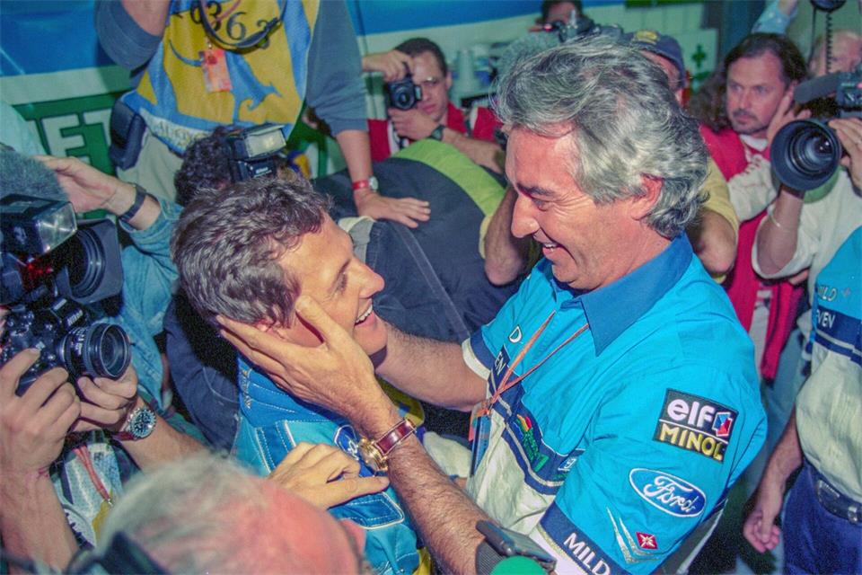 Nach seinem ersten Gesamtsieg in der Fahrer-WM 1994 wird Schumacher (l) von seinem Teamchef Flavio Briatore herzlich empfangen. (Archivbild)picture alliance / dpa