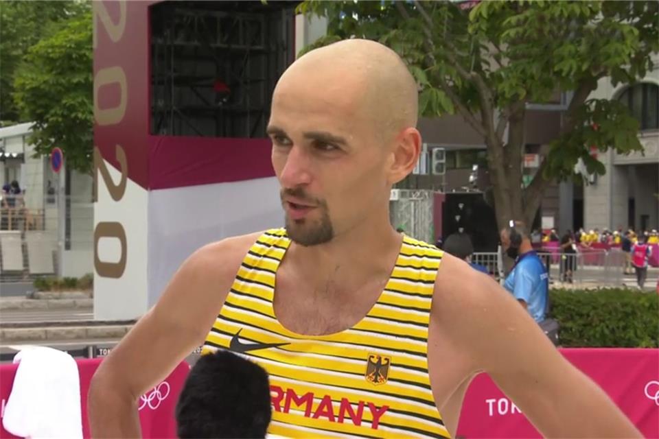 Nach seinem ersten olympischen Marathon standen für Hendrik Pfeiffer erst einmal Interviews auf dem Programm.