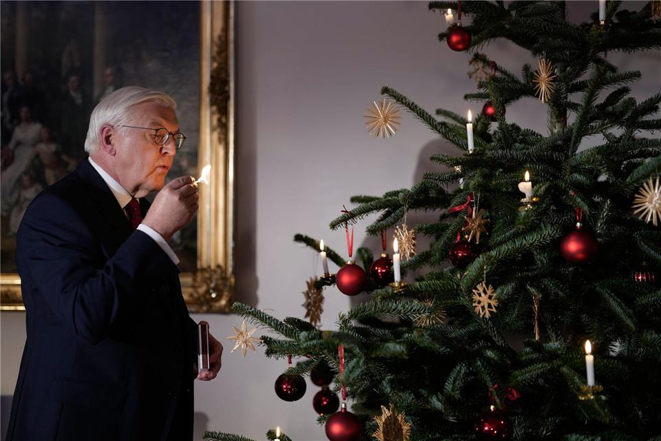 Nach seiner Ansprache entzündet Steinmeier eine Kerze am Weihnachtsbaum.Markus Schreiber/Pool AP/dpa