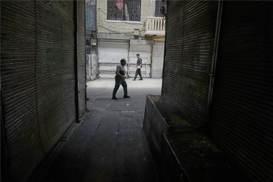 Nach seiner Festnahme im vergangenen Jahr wurde ein deutscher Tourist ins Gefängnis nach Teheran gebracht. (Archivbild) Vahid Salemi/AP/dpa