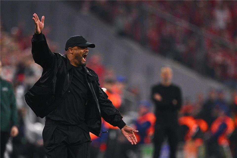 Nach seiner Gelb-Sperre im Hinspiel kehrte Bayern-Coach Vincent Kompany an die Seitenlinie zurück.Tom Weller/dpa