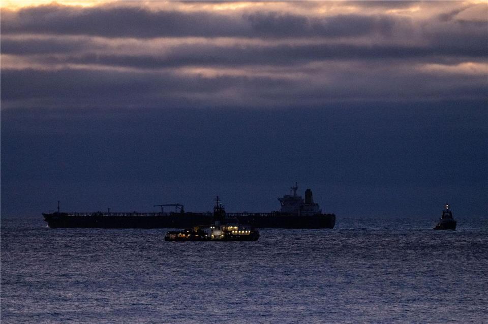 Nach seiner Havarie im Januar waren mehrere Schlepper bei der Sicherung des Öltankers „Eventin“ im Einsatz. (Archivbild)Stefan Sauer/dpa