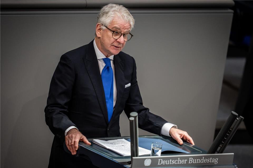 Nach seiner Rede im Deutschen Bundestag zur Gedenkstunde der Opfer des Nationalsozialismus erhält Marcel Reif den Sonderpreis. (Archivbild) Michael Kappeler/dpa