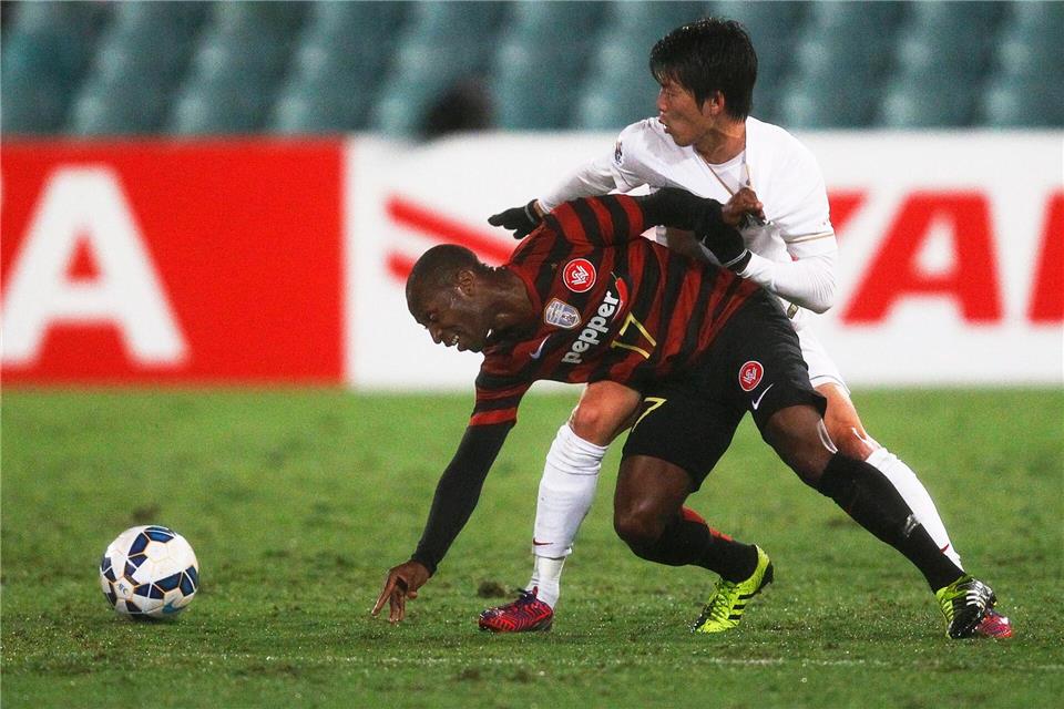 Nach seiner Station beim Hamburger SV war Romeo Castelen (l) unter anderem noch für die Western Sydney Wanderers, hier im Jahr 2015, im Einsatz. (Archivbild)picture alliance / dpa