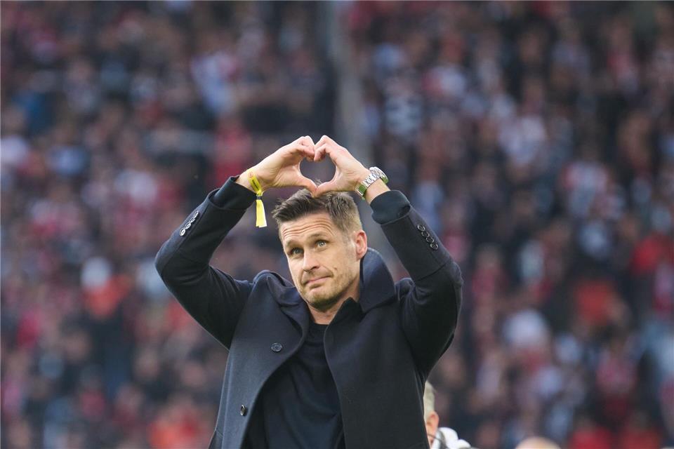 Nach seiner Verabschiedung zeigte Dortmunds Ex-Sportdirektor Sebastian Kehl ein Herz Richtung Südtribüne. Bernd Thissen/dpa
