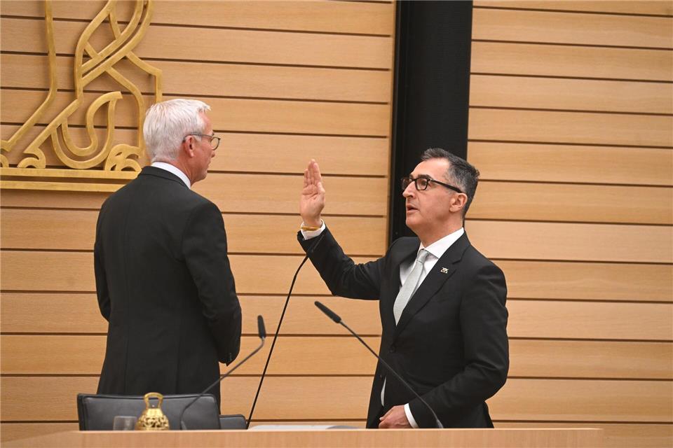 Nach seiner Wahl wurde Özdemir als Ministerpräsident vereidigt.Marijan Murat/dpa