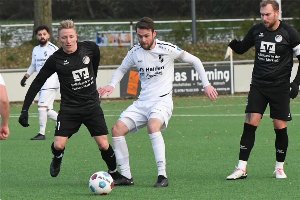 Nach seiner erfolgreichen Stammzellen-Spende steht Niklas Möllmann (mitte) wieder im Kader des Bezirksligisten Viktoria Heiden.