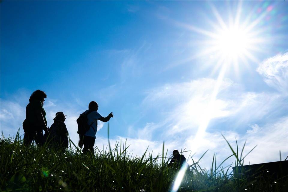Nach spätsommerlichem Wochenende kehrt der Regen zurück Nach sonnigen Tagen kehrt am Sonntag der Regen zurück. (Symbolbild)Sina Schuldt/dpa