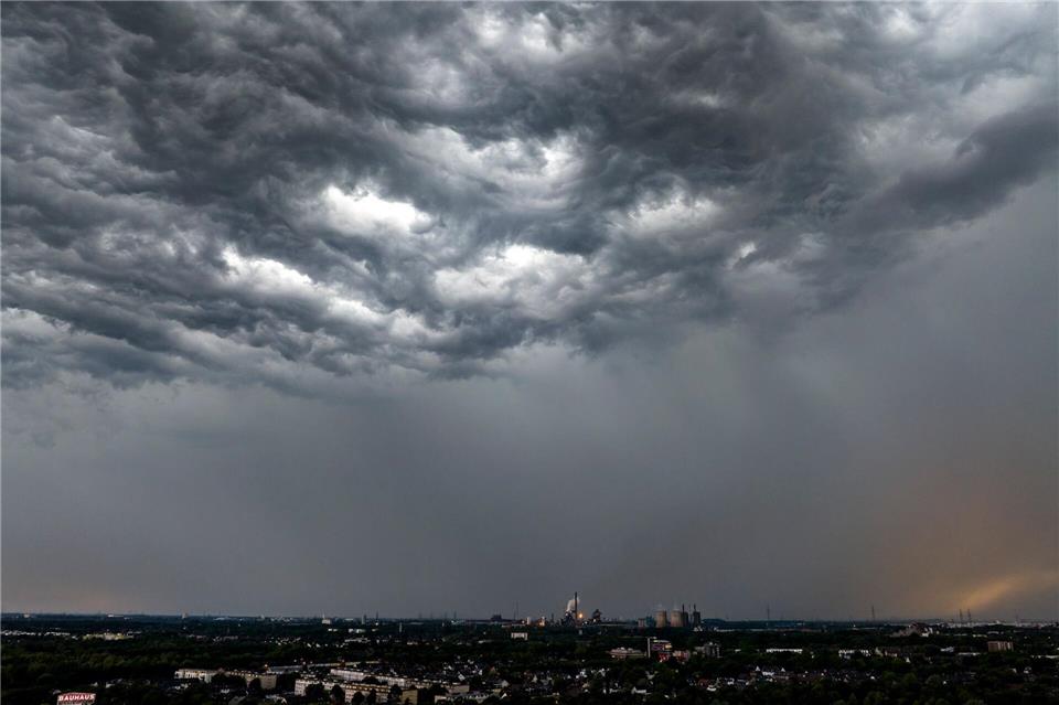 Nach spätsommerlicher Wärme am Sonntag wird es in NRW kühl und nass. (Symbolbild)Christoph Reichwein/dpa