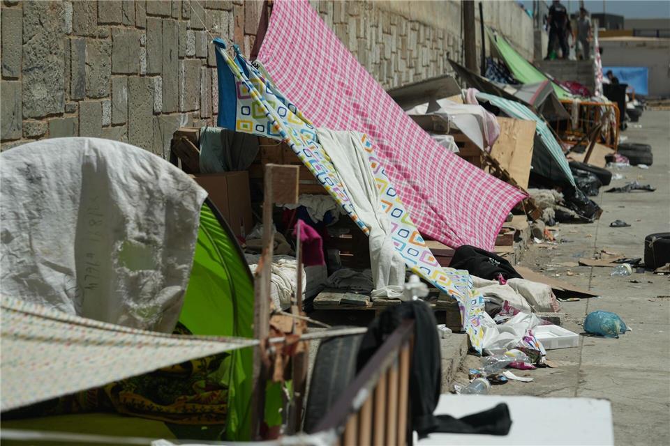 Nach spanischen Angaben halten sich derzeit noch rund 5.000 Migranten in Ceuta auf.Sven Kaeuler/dpa
