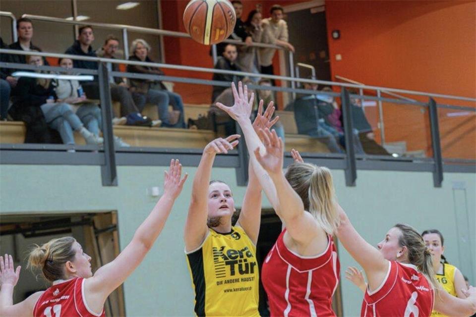 Nach starken Leistungen in der Eintracht-Reserve zählt Sarah Föcking (gelbes Trikot) nun zum Kader der Erler Landesliga-Frauen.