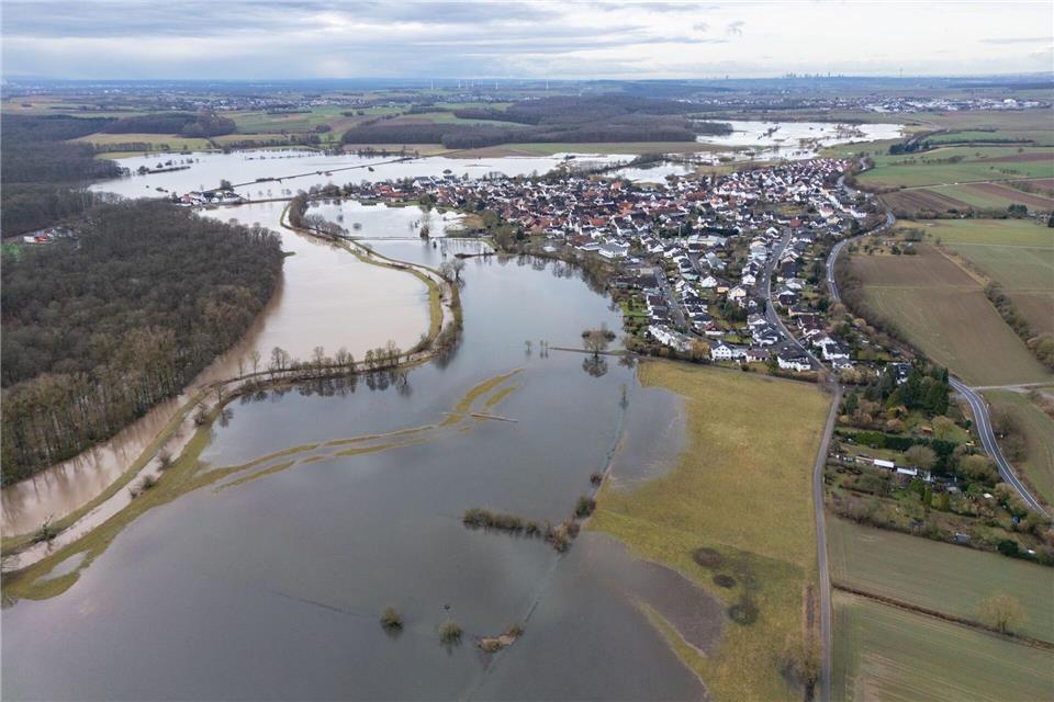 Nach starken Regenfällen und Schneeschmelze steigen in Hessen vielerorts die Pegel - auch der Pegel der Nidder bei Eichen in Wetterau (Aktuelles Foto).Boris Roessler/dpa