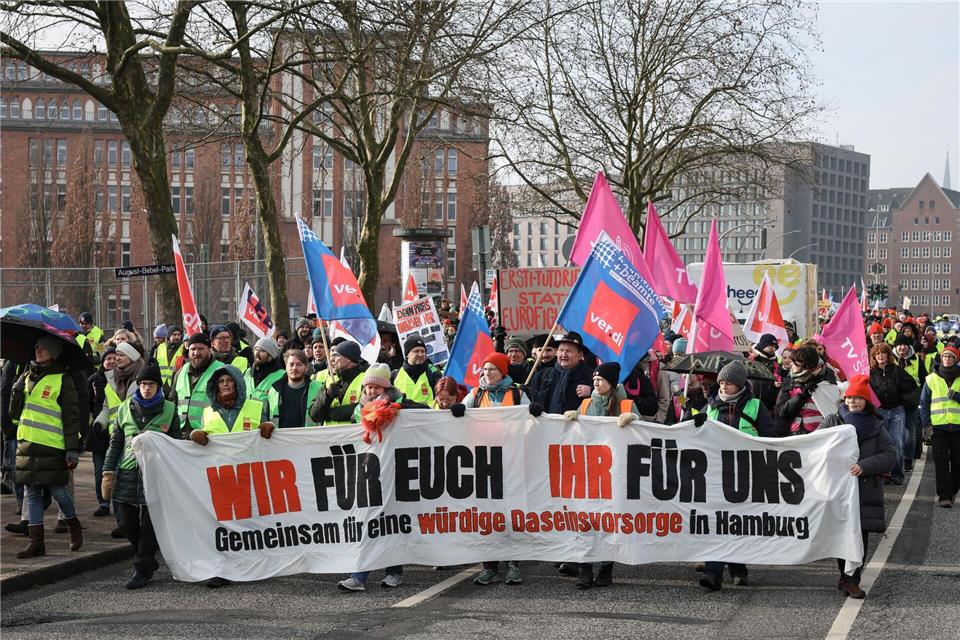 Nach tagelangen Protesten wie hier in Hamburg gehen die Tarifverhandlungen in die wohl letzte Runde. (Archivfoto)Christian Charisius/dpa