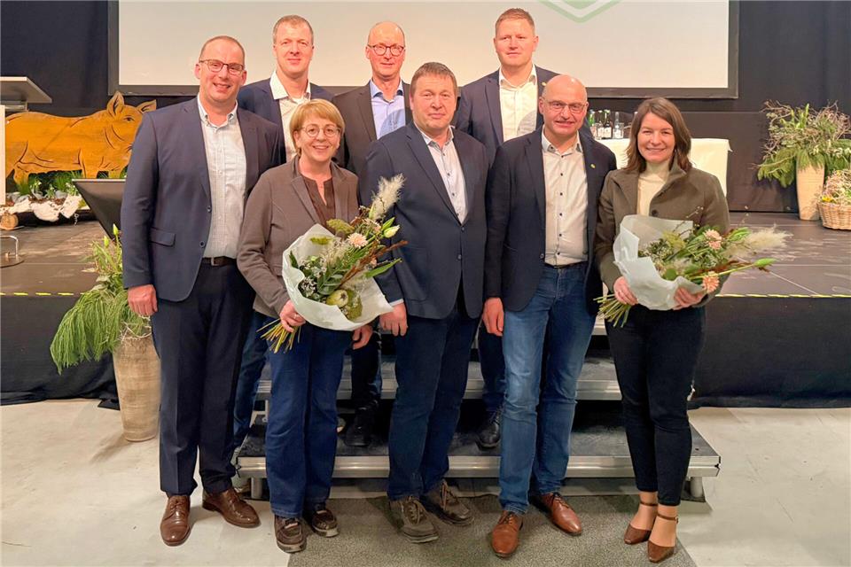 Nach über 25 Jahren Ehrenamt sind Paul Böckenhoff und Bernhard Schwering verabschiedet worden: Dirk Breul (von links), Stephan Ostendarp, Ulrike Schwering, Josef Beeke, Bernhard Schwering, Michael Stienen, Paul Böckenhoff und Regina Böckenhoff.