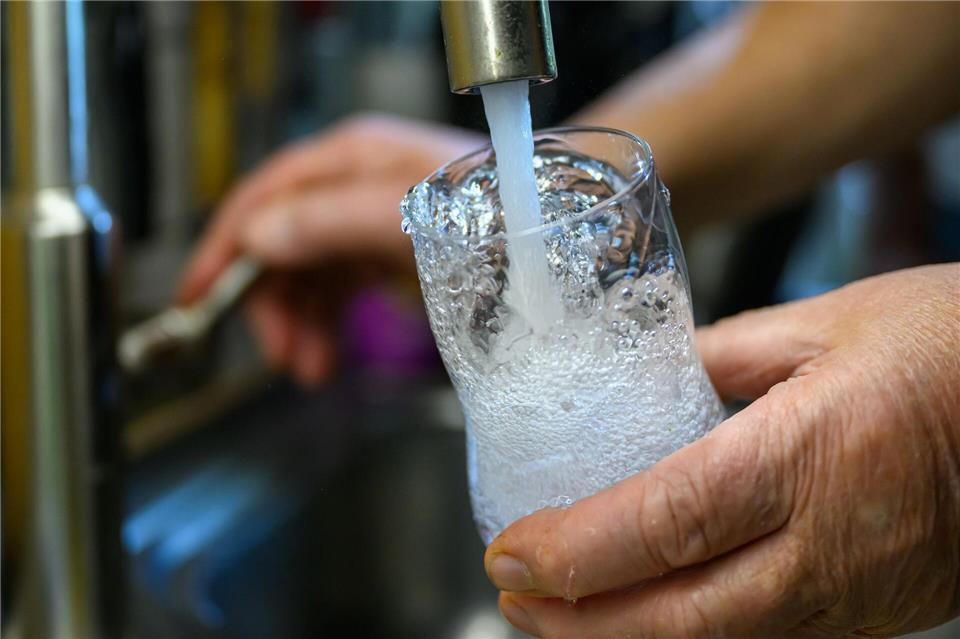 Nach über einer Woche ist das Trinkwasser wieder nutzbar. (Symbolbild)Hendrik Schmidt/dpa