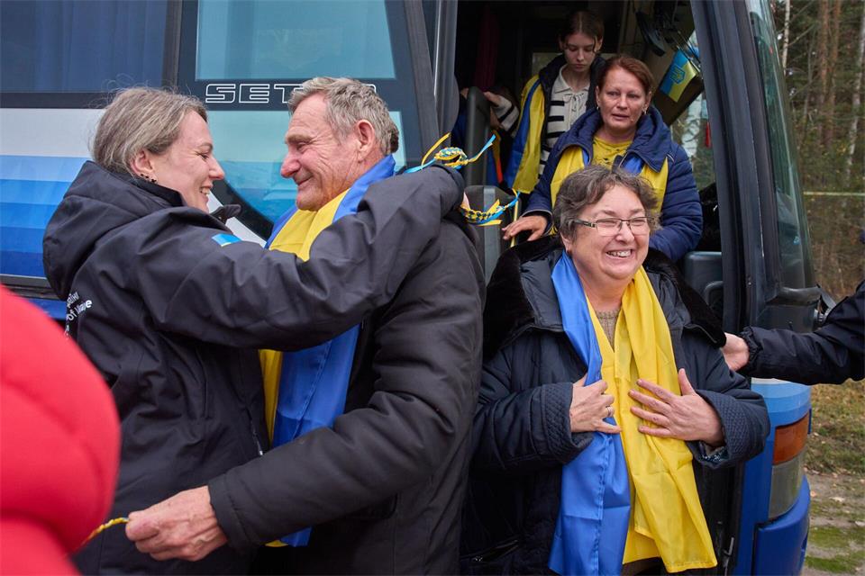 Nach ukrainischen Angaben haben aus der von russischen Truppen besetzten südukrainischen Frontstadt Oleschky evakuierte Menschen die Grenze von Belarus in die Ukraine überquert. Efrem Lukatsky/AP/dpa