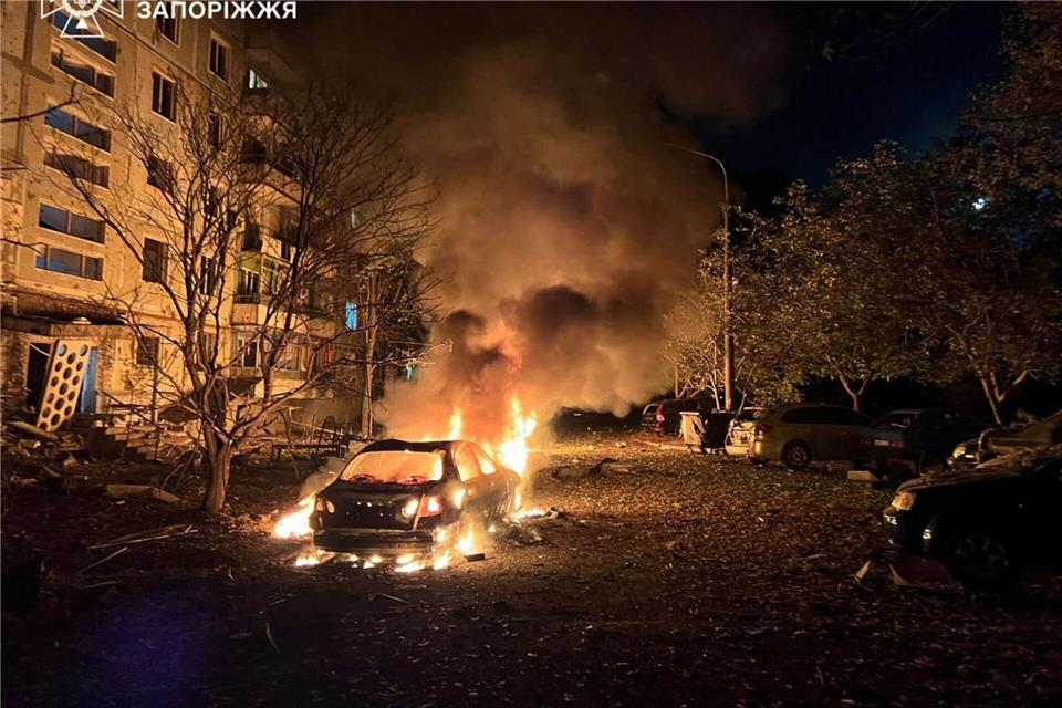 Nach ukrainischen Angaben setzte Moskau mehr als 50 Raketen und Marschflugkörper sowie rund 500 Drohnen ein.Uncredited/Ukrainian Emergency Service/AP/dpa