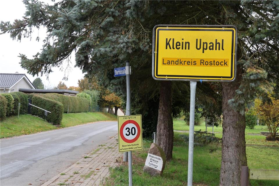 Obduktion: Totes Kind wurde Opfer von Gewaltverbrechen Nach umfangreicher Präsenz ist die Polizei inzwischen aus Klein Upahl abgezogen. Bernd Wüstneck/dpa