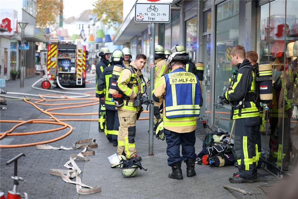Nach und nach Rücken Einsatzkräfte wieder ab. Christoph Reichwein/dpa