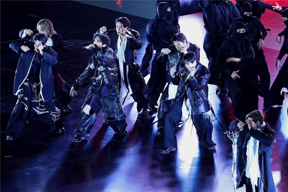 Nach vier Jahren Pause wird BTS beim ersten Auftritt in Seoul mit viel Jubel empfangen. Kim Hong-Ji/Pool Reuters/AP/dpa