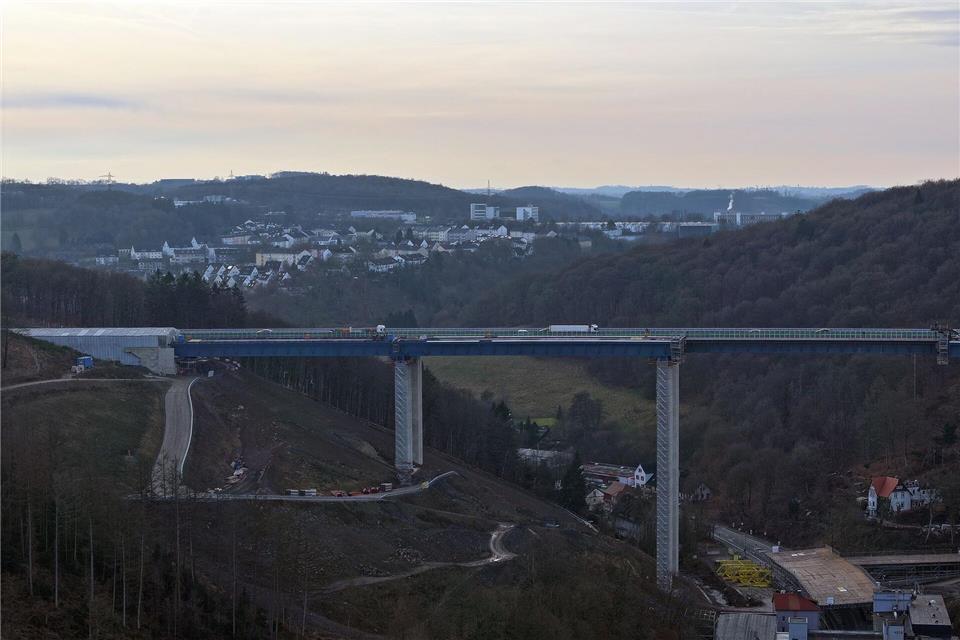 Nach vier Jahren rollt der Verkehr auf der Rahmedetalbrücke wieder.Sascha Thelen/dpa