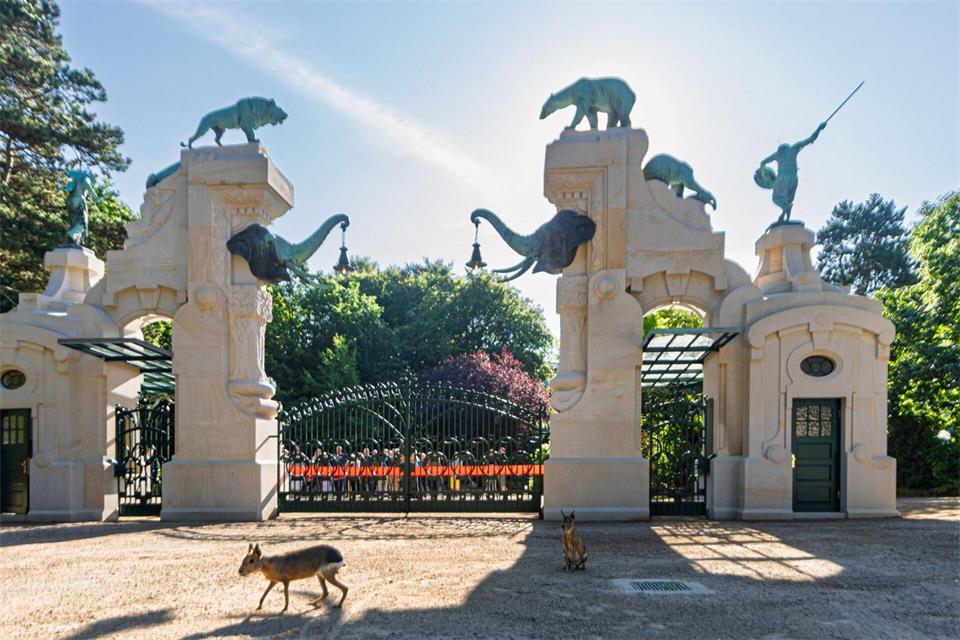 Nach vierjähriger Renovierungszeit können Besucher das historische Jugendstil-Tor von Hagenbecks Tierpark wieder durchschreiten.Markus Scholz/dpa