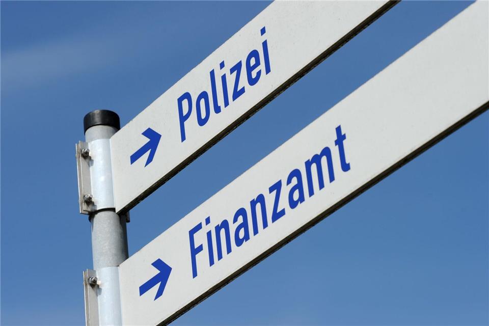 Bayern erhöht Fahndungsdruck auf Steuerhinterzieher Nach wie vor gehen dem Staat jedes Jahr Milliarden Euro durch Steuerhinterziehungen verloren. Das neue Kompetenzzentrum Steuerstrafrecht in München soll deshalb die Ermittlungen forcieren. (Illustration)Tobias Hase/dpa