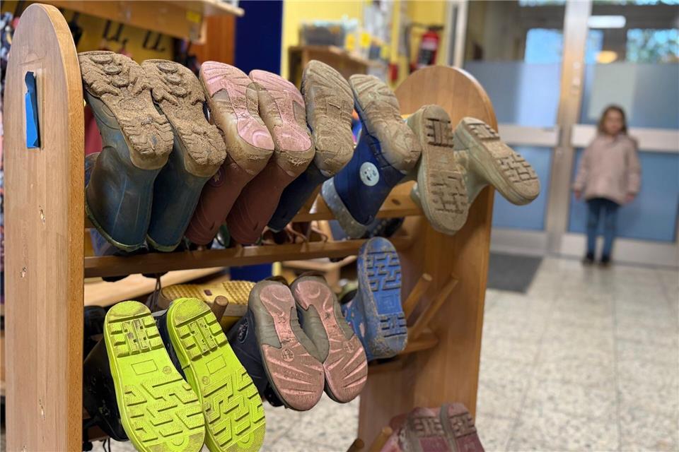 Mehr Erzieher für weniger Kinder Nach wie vor gibt es deutliche Unterschiede zwischen den östlichen (Betreuungsquote 54,9 Prozent) und den westlichen (Betreuungsquote 34,5 Prozent) Bundesländern. (Symbolbild)Wolf von Dewitz/dpa