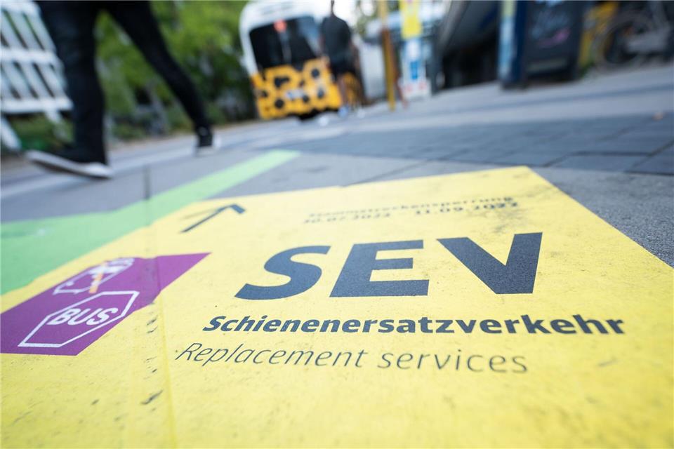 Pendler atmen auf - Sperrung der S-Bahn-Stammstrecke endet Nach wochenlanger Sperrung fahren die S-Bahnen in Stuttgart ab Samstag wieder durch den Tunnel – allerdings zunächst nur im Halbstundentakt. (Archivbild)Marijan Murat/dpa