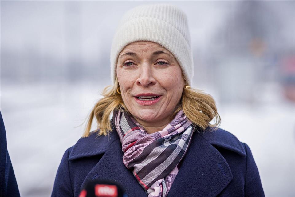 Nach zahlreichen Zugausfällen und Verspätungen läuft der Fernverkehr der Bahn langsam wieder an. Moritz Frankenberg/dpa