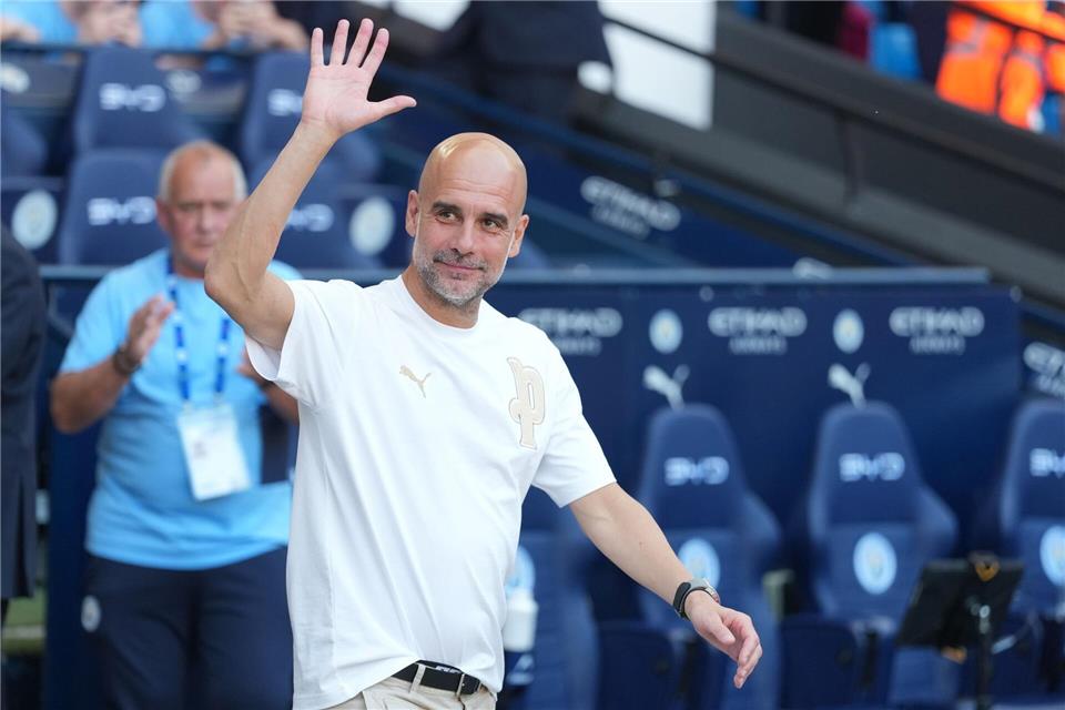 Nach zehn Jahren verabschiedete sich Trainer Pep Guardiola bei Manchester City.Alastair Grant/AP/dpa