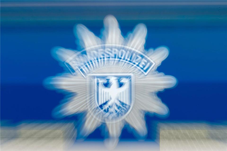 Nach zwei Angriffen im Bahnverkehr am Wochenende bittet die Polizei um Hinweise. (Symbolbild)Matthias Rietschel/dpa-Zentralbild/dpa