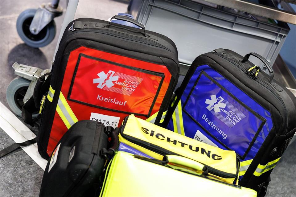 Nach zwei Bedienungen als Ersthelferinnen übernahm der Rettungsdienst die Versorgung des 78-Jährigen. (Symbolbild)Matthias Balk/dpa
