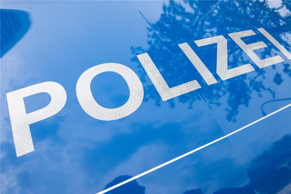 Nach zwei Raubdelikten an einem Vormittag sucht die Kriminalpolizei in Niederbayern nun mit Fotos nach dem Verdächtigen. (Symbolbild)Boris Roessler/dpa
