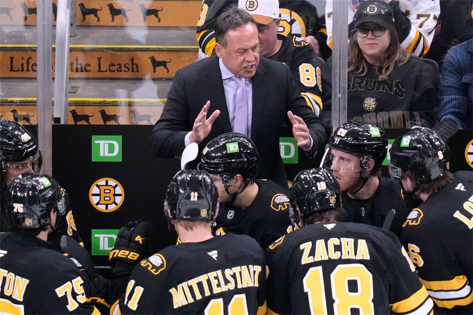 Nach zwei Siegen war das 1:4 gegen die Senators die zweite Niederlage für Marco Sturms Boston Bruins.Charles Krupa/AP/dpa